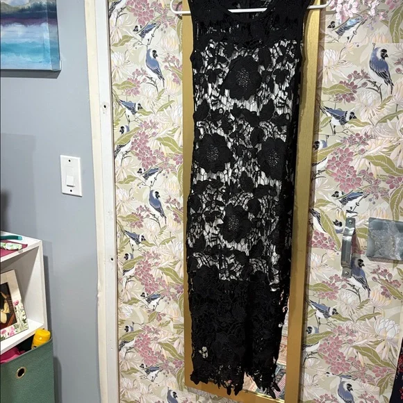 Elegant Black Crochet Lace Dress - Picture 2 of 4
